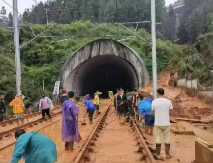 供電利用鋁合金緊線器排查檢修貴廣線榕江站電纜電線