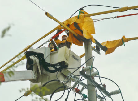 將樂(lè)縣帶電班利用緊線器等工具為重要線路設(shè)分段開關(guān)