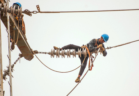 鋁合金緊線器為什么能在百米高空參與電力緊線作業(yè)