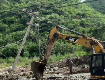 鋁合金緊線器協(xié)助電網(wǎng)工人維修受損線路